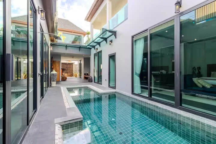 Villa N8, Раваи — бассейн между корпусами дома