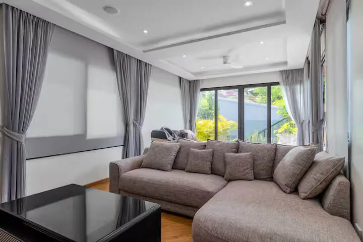 Villa N8, Раваи — зона отдыха с угловым диваном