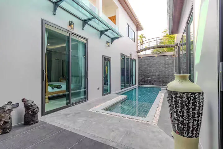 Villa N8, Раваи — бассейн и стеклянные двери спален