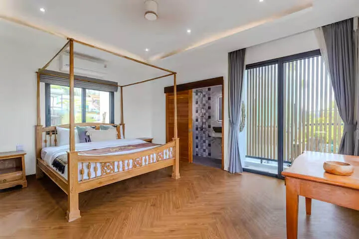Villa N8, Раваи — спальня с выходом на балкон