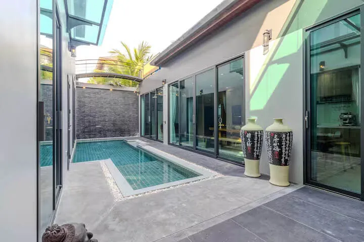 Villa N8, Раваи — двор с бассейном и вазами