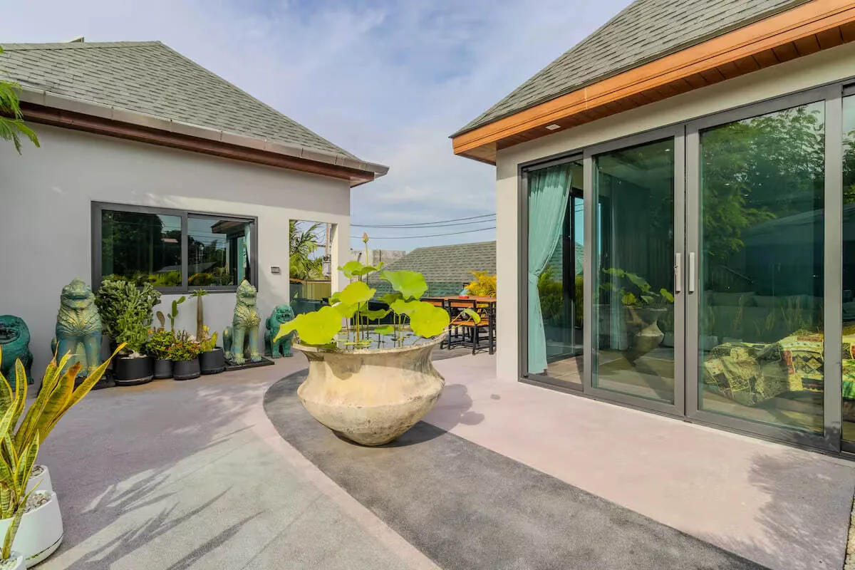Villa N8, Раваи — терраса и вход в дом
