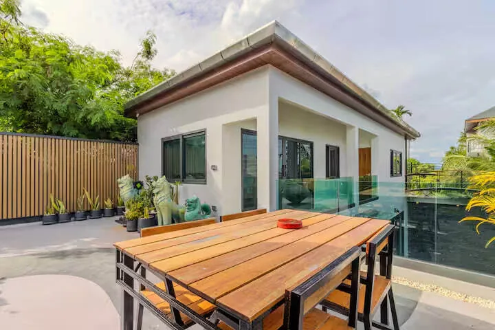 Villa N8, Раваи — обеденный стол на террасе