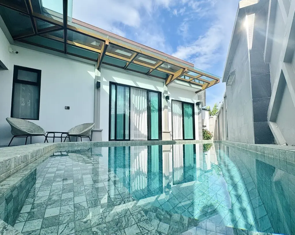 Serene Villa, Раваи — бассейн во дворе под навесом