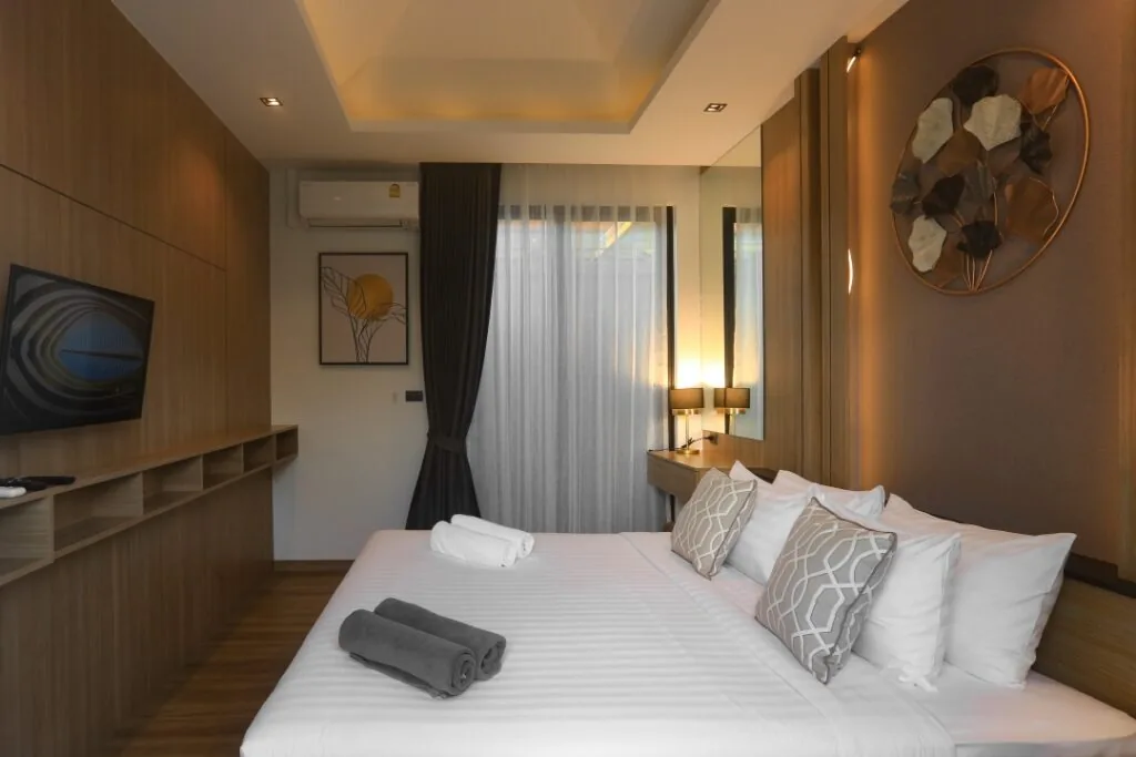 Serene Villa, Раваи — спальня с телевизором и тумбой