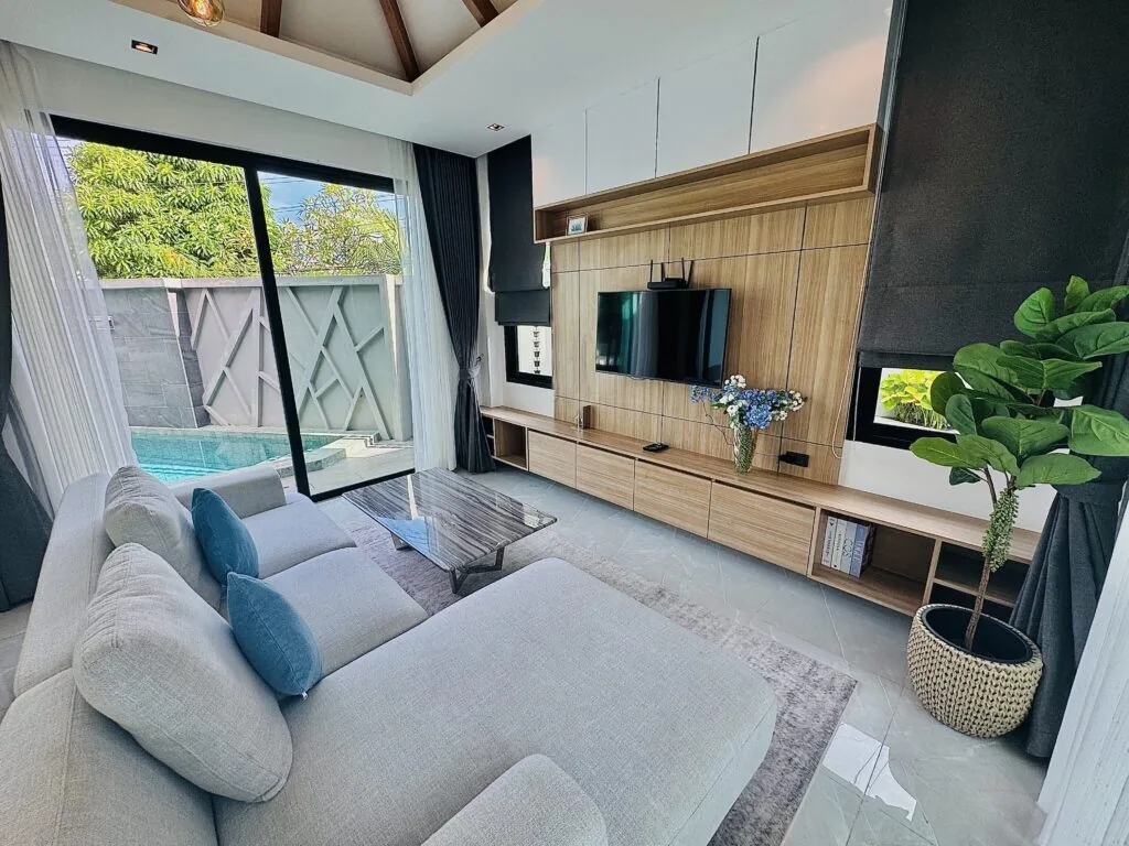 Serene Villa, Раваи — гостиная с телевизором и выходом к бассейну