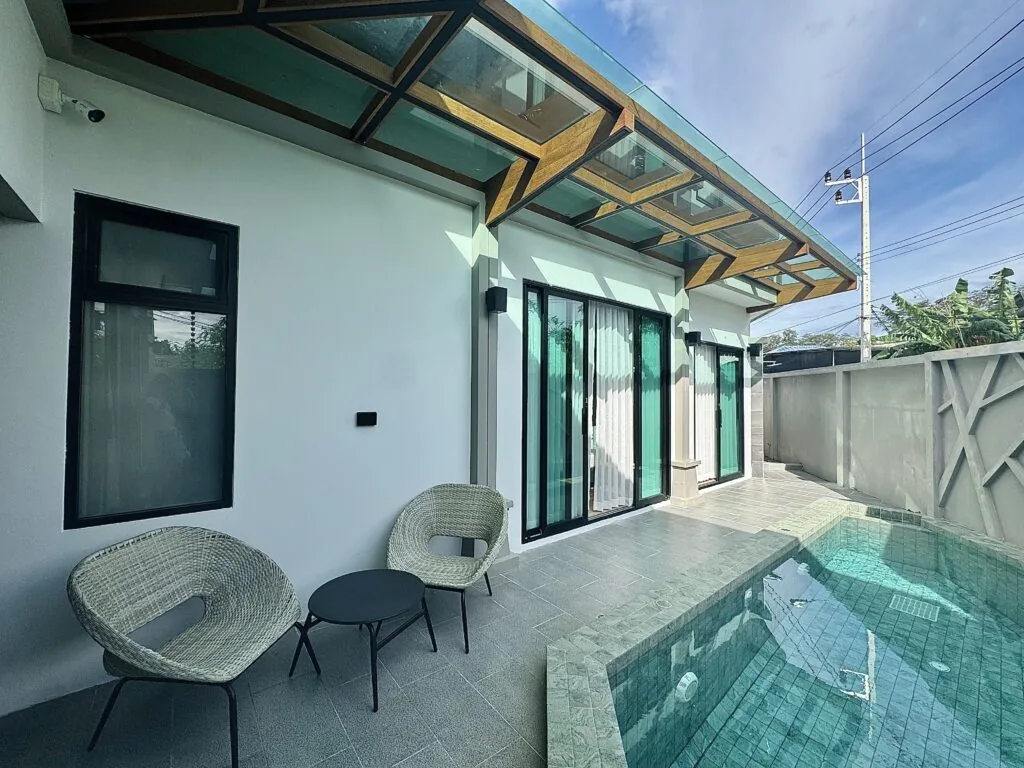 Serene Villa, Раваи — терраса у бассейна с креслами
