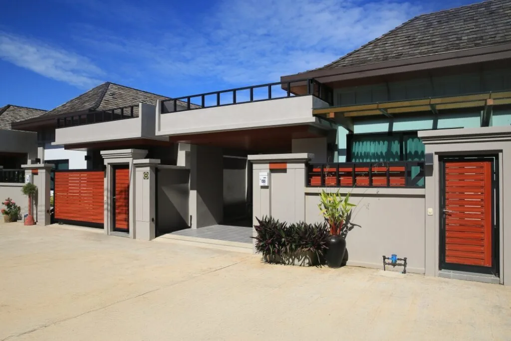 Serene Villa, Раваи — фасад виллы и ворота