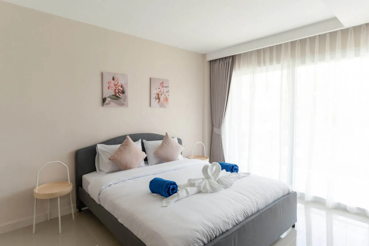 Babylon Sky Garden Maris 202, Раваи — спальня с окном в пол