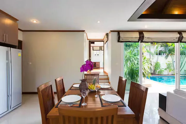Villa Alex, Раваи — столовая и выход к бассейну