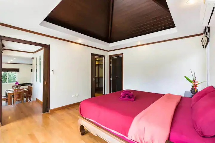 Villa Alex, Раваи — спальня с розовым покрывалом