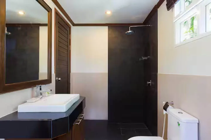 Villa Alex, Раваи — душевая в тёмном камне