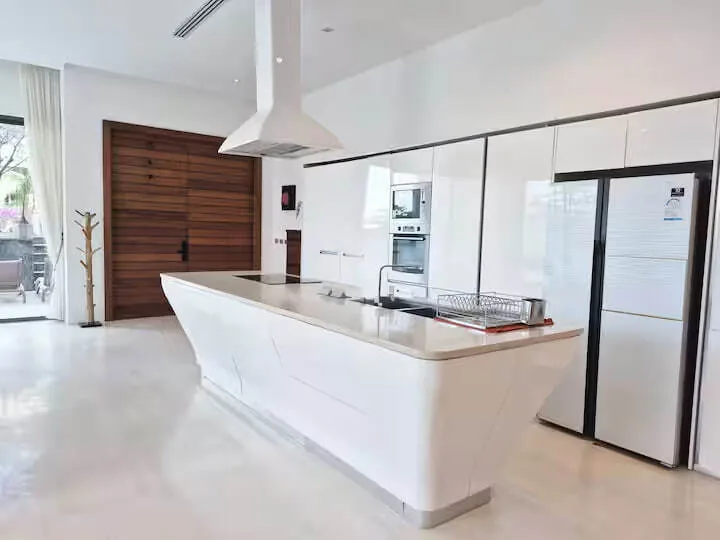 Sea View Rooftop Pool Villa, Раваи — кухня-остров и холодильник