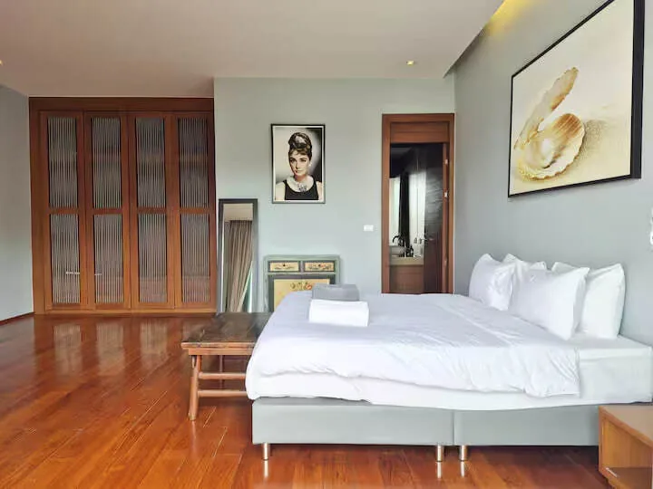 Sea View Rooftop Pool Villa, Раваи — спальня со шкафом и картинами