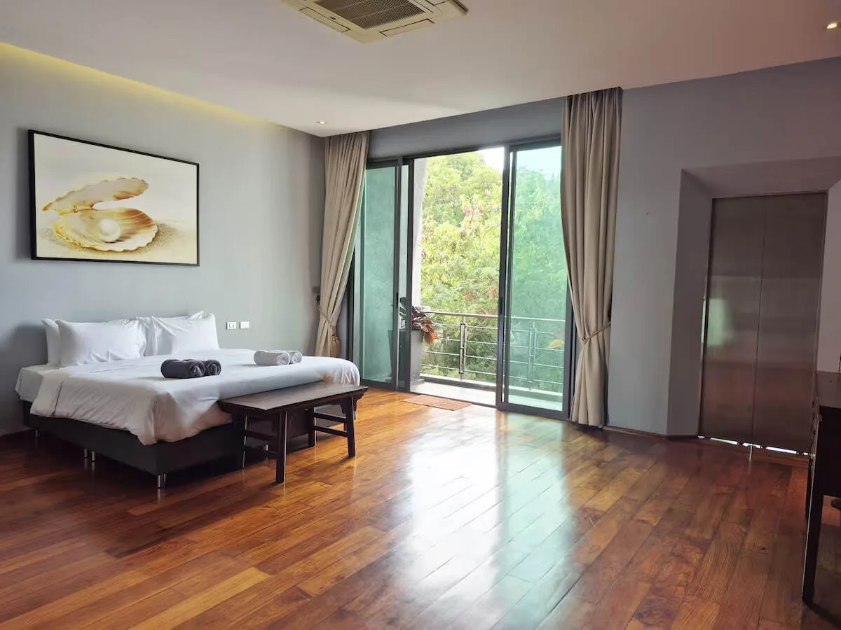Sea View Rooftop Pool Villa, Раваи — спальня с выходом на балкон