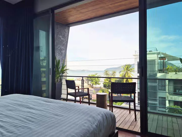 Sea View Rooftop Pool Villa, Раваи — балкон спальни с видом на залив