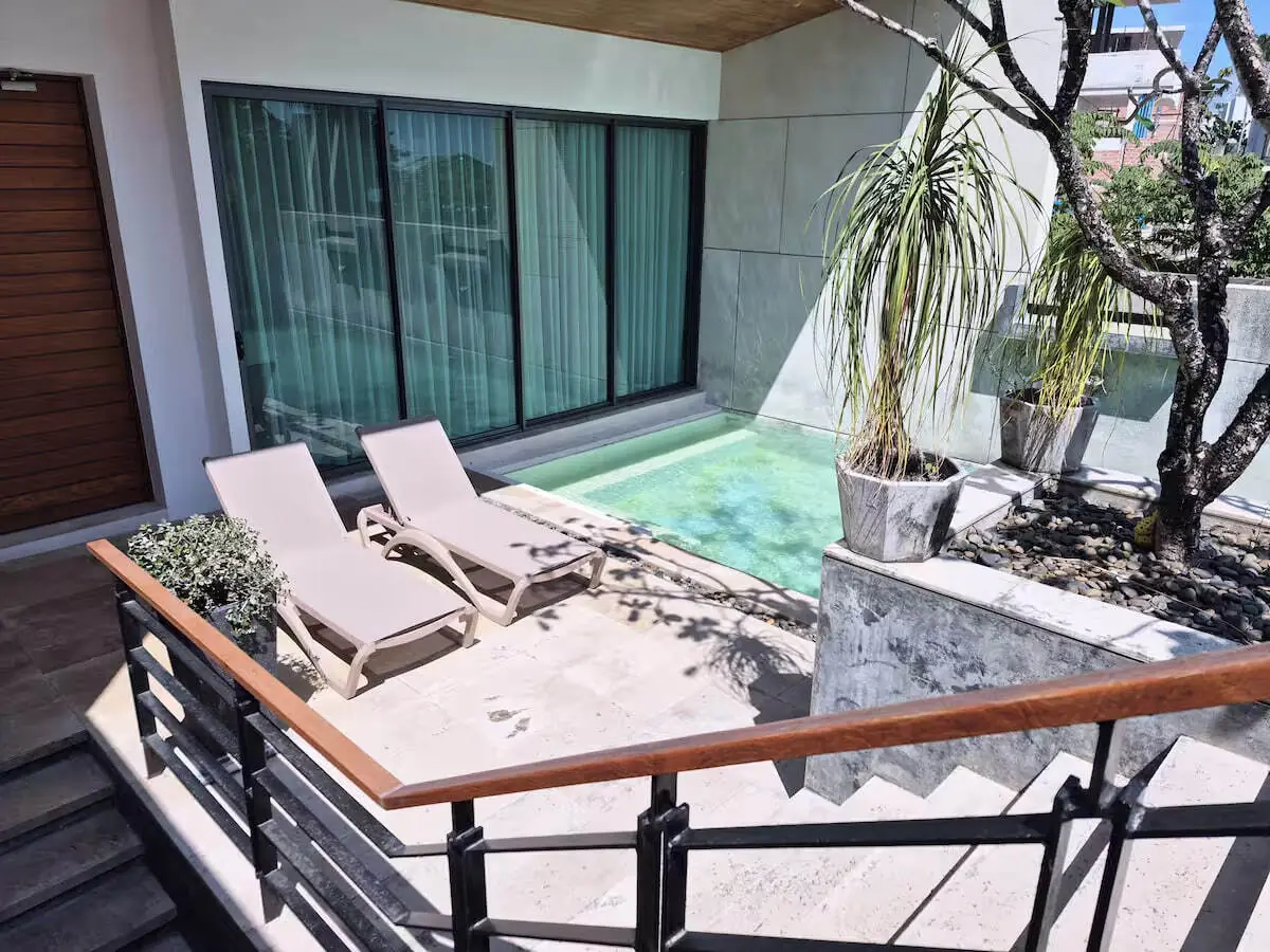 Sea View Rooftop Pool Villa, Раваи — бассейн и шезлонги на террасе