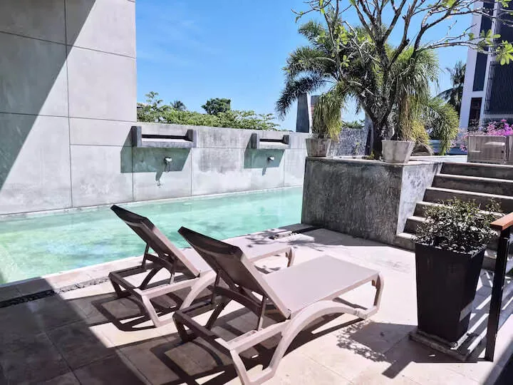 Sea View Rooftop Pool Villa, Раваи — шезлонги у бассейна