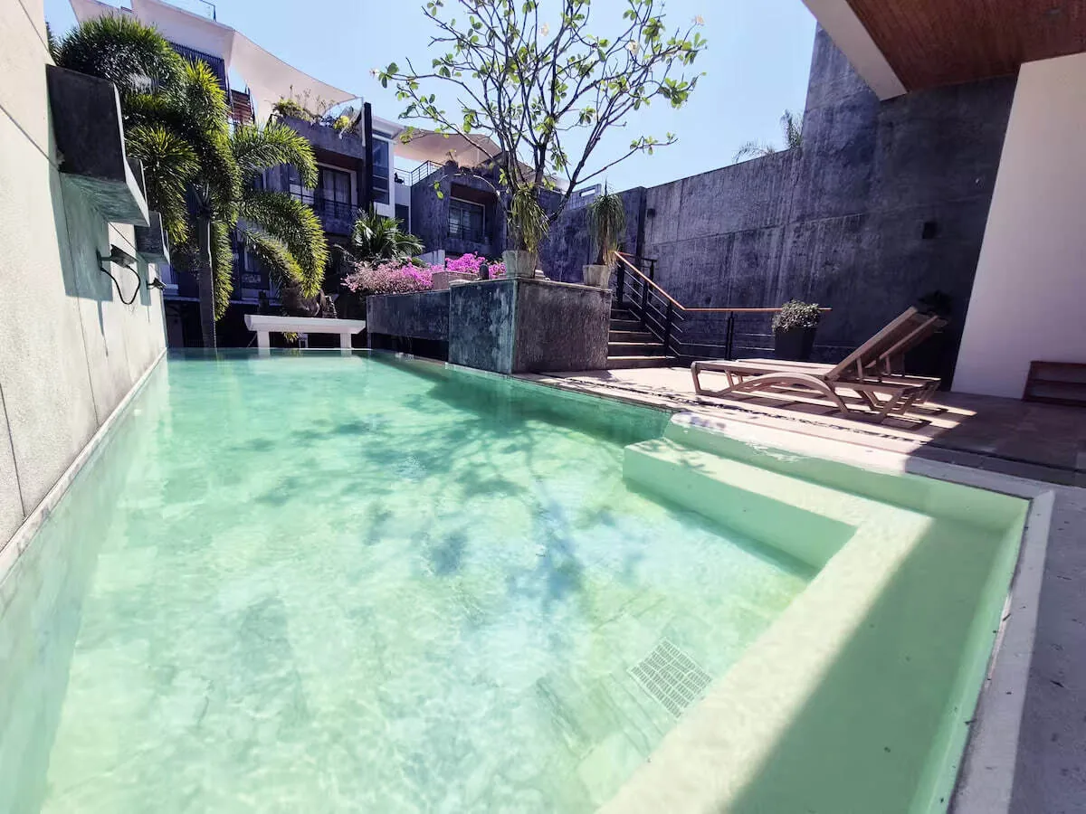 Sea View Rooftop Pool Villa, Раваи — бассейн и терраса с бугенвиллеей