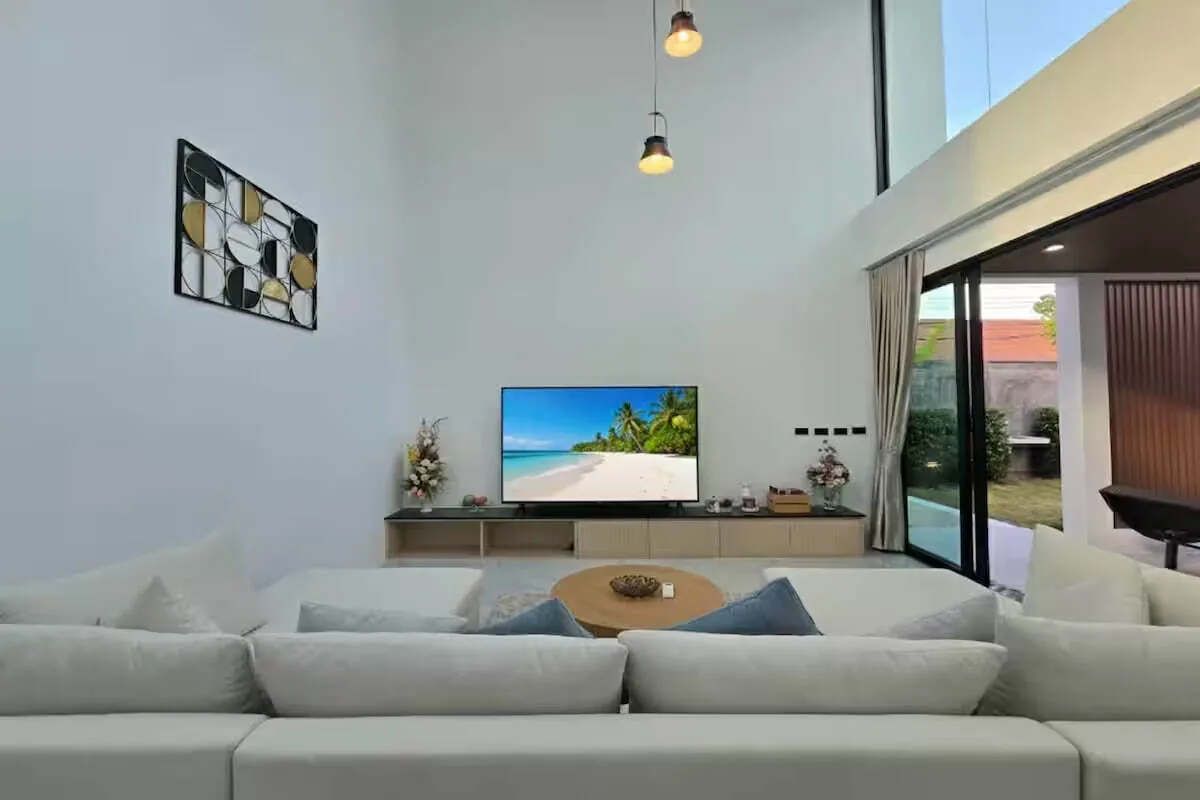 Minimalist Pool Villa, Раваи — угловой диван и телевизор