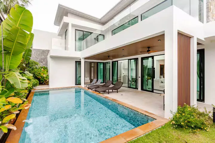 Minimalist Pool Villa, Раваи — бассейн вдоль фасада и газон