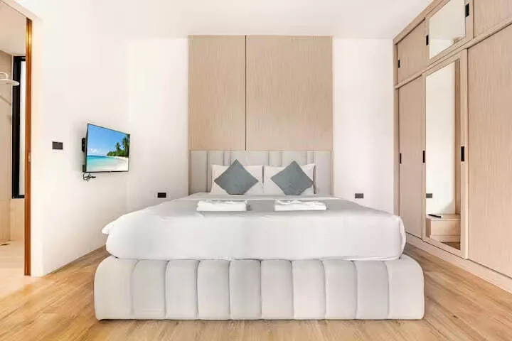 Minimalist Pool Villa, Раваи — спальня со шкафом и зеркалом