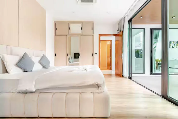 Minimalist Pool Villa, Раваи — спальня с выходом во двор