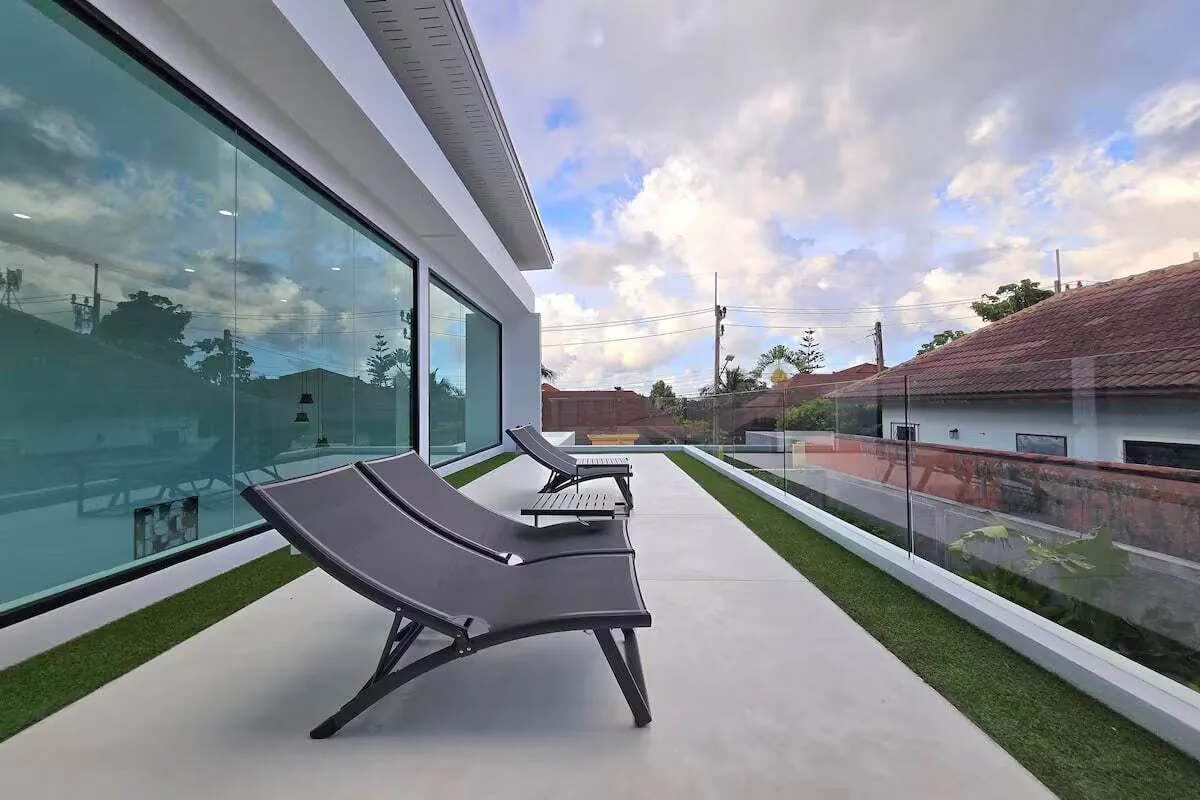 Minimalist Pool Villa, Раваи — терраса вдоль бассейна и шезлонг