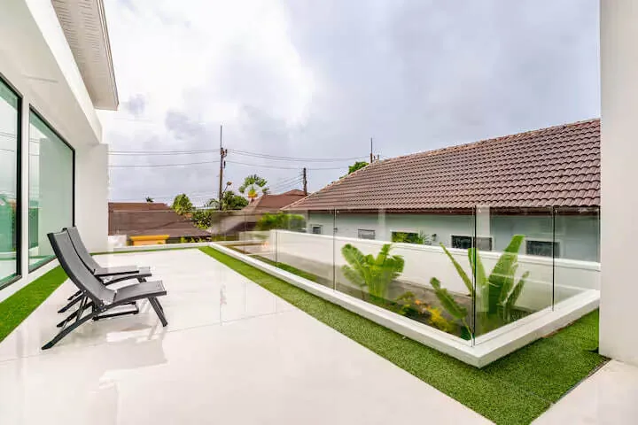 Minimalist Pool Villa, Раваи — газон и терраса у бассейна