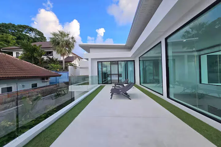 Minimalist Pool Villa, Раваи — терраса и панорамные окна