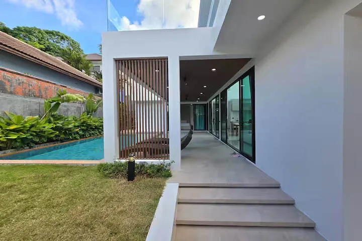 Minimalist Pool Villa, Раваи — бассейн и вход в дом