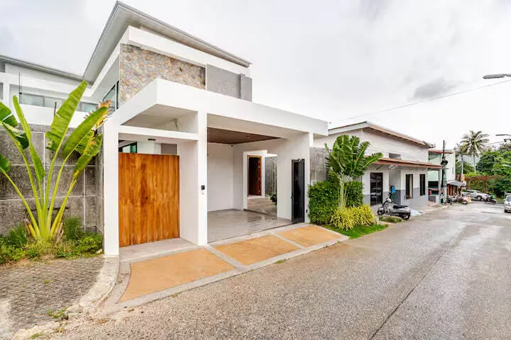 Minimalist Pool Villa, Раваи — фасад виллы с улицы