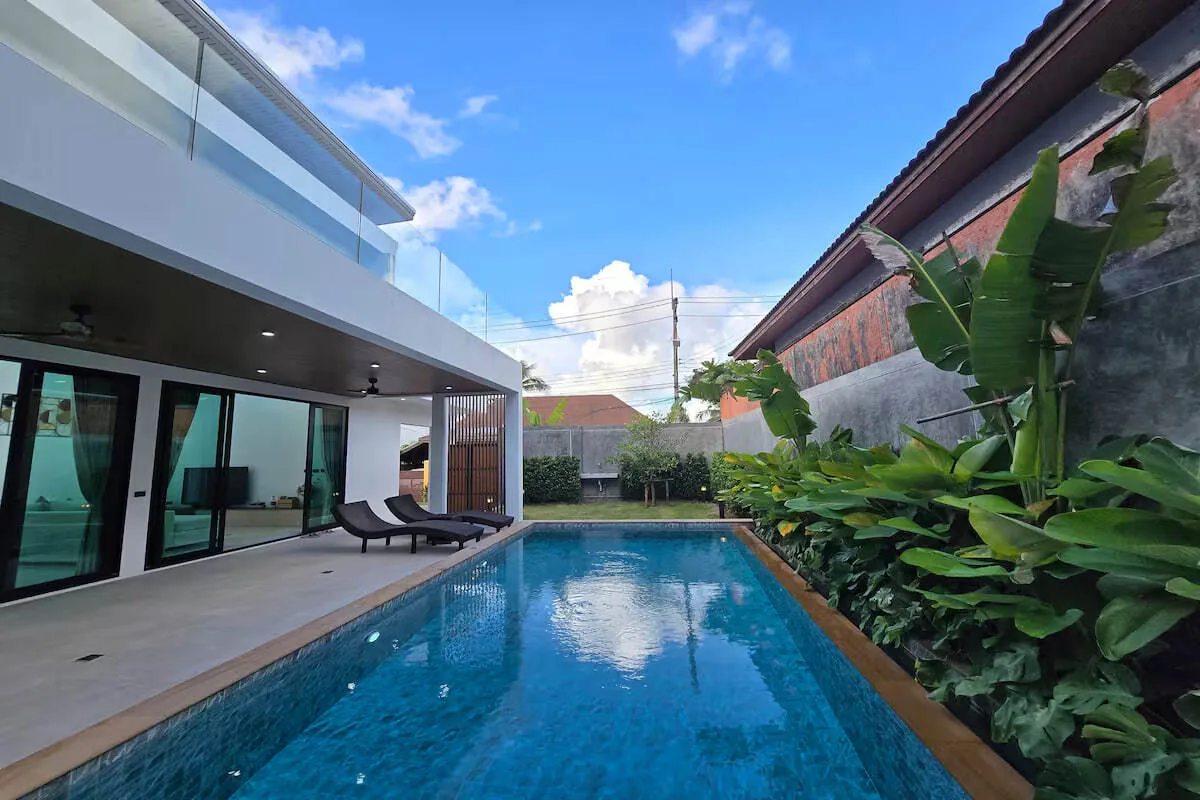 Minimalist Pool Villa, Раваи — бассейн вдоль стены и шезлонги