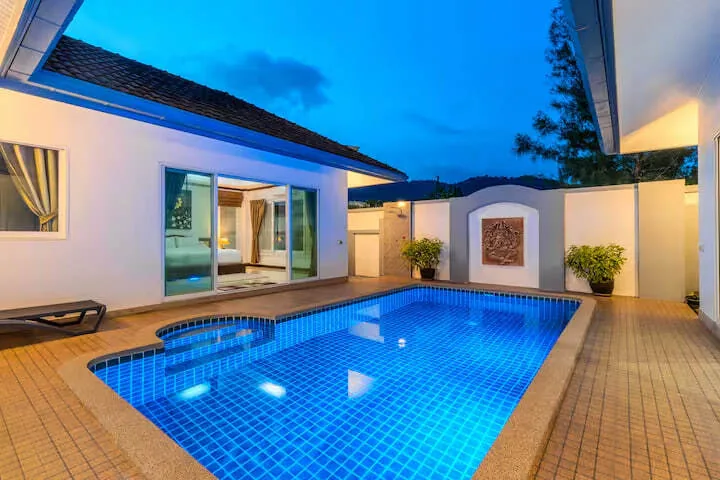V267 Private Pool Villa, Раваи — бассейн во внутреннем дворе вечером