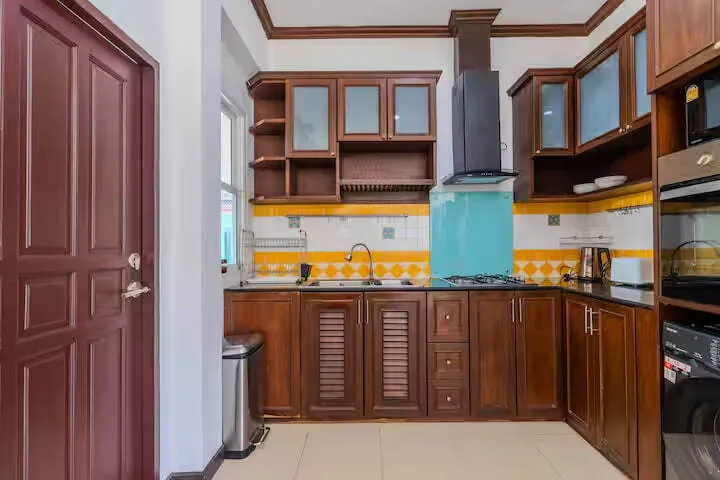 V267 Private Pool Villa, Раваи — кухня и вход в дом