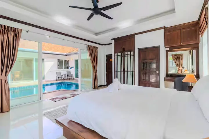 V267 Private Pool Villa, Раваи — спальня с панорамной дверью к воде