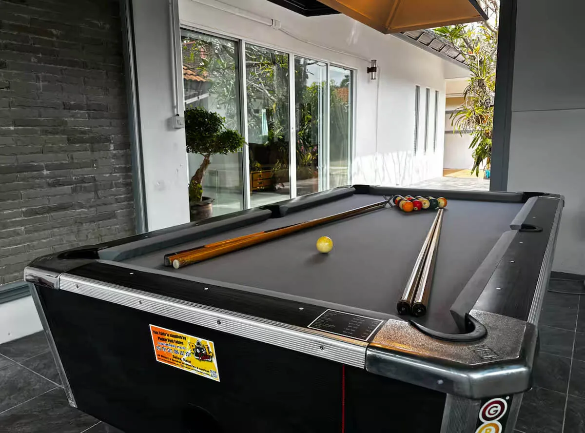 V267 Private Pool Villa, Раваи — бильярд на террасе