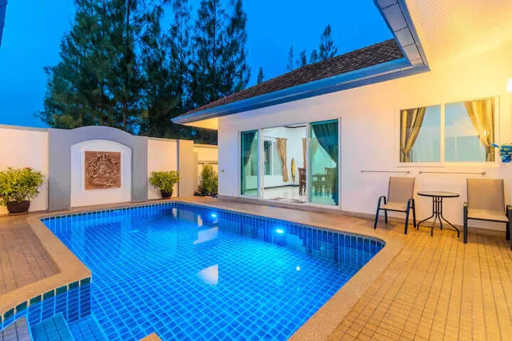 V267 Private Pool Villa, Раваи — бассейн и терраса на закате