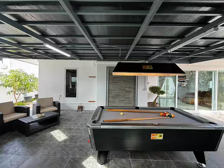 V267 Private Pool Villa, Раваи — бильярдный стол под навесом