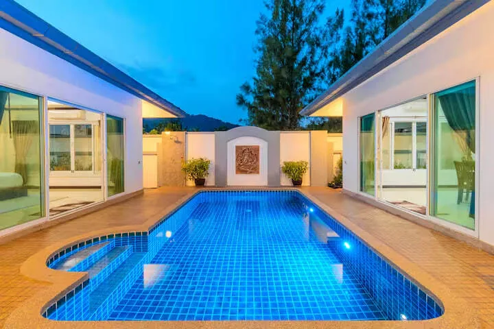 V267 Private Pool Villa, Раваи — бассейн и шезлонги вечером