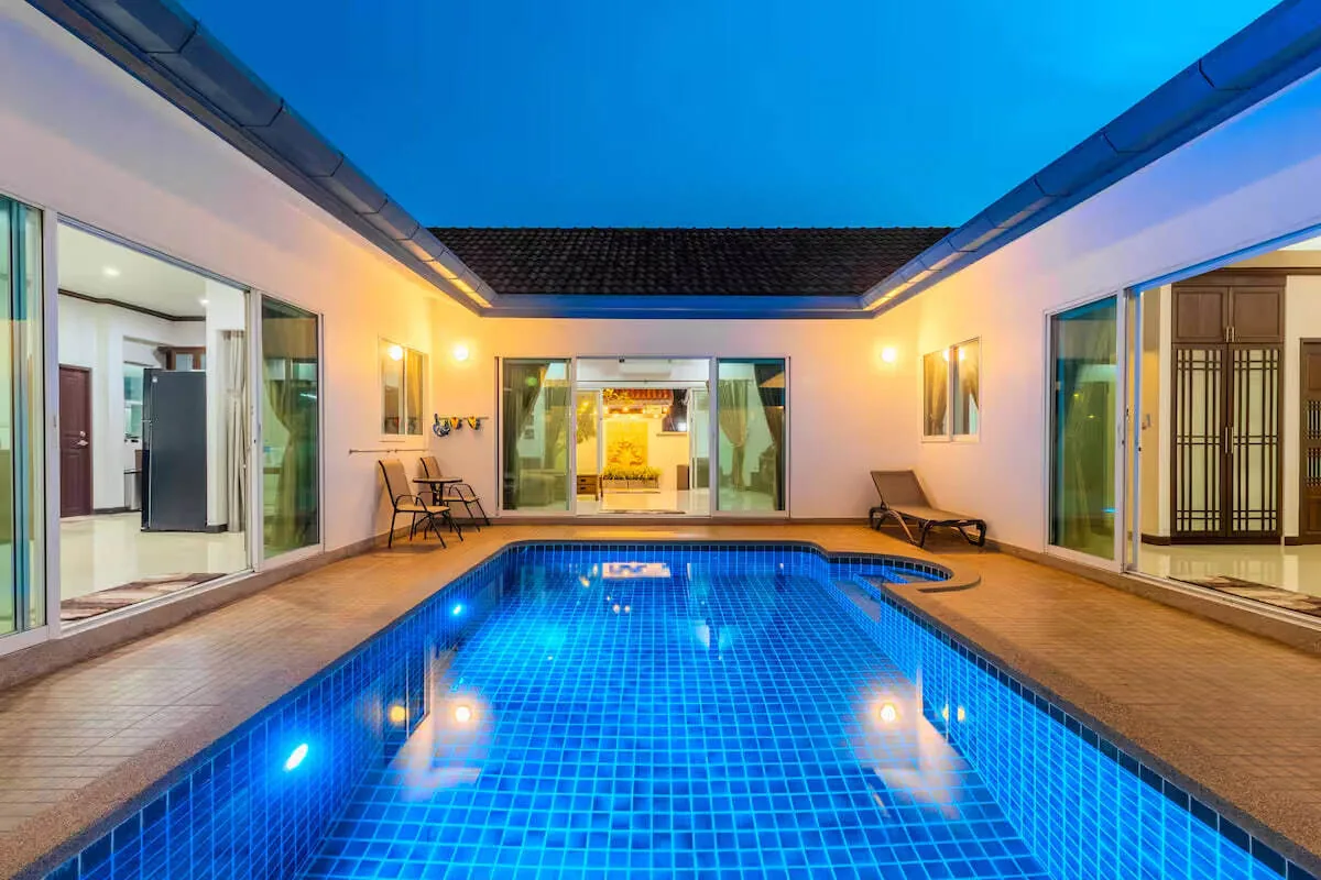 V267 Private Pool Villa, Раваи — бассейн во дворе в синий час