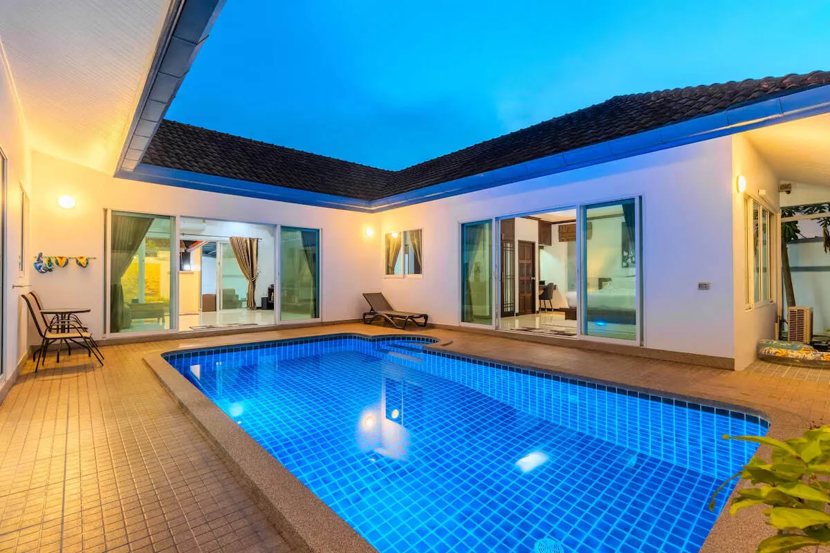 V267 Private Pool Villa, Раваи — бассейн вдоль спален вечером