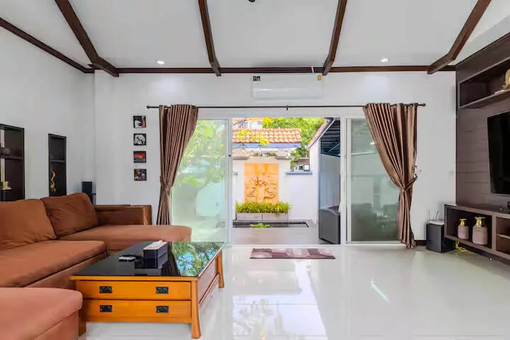 V267 Private Pool Villa, Раваи — гостиная и выход во двор