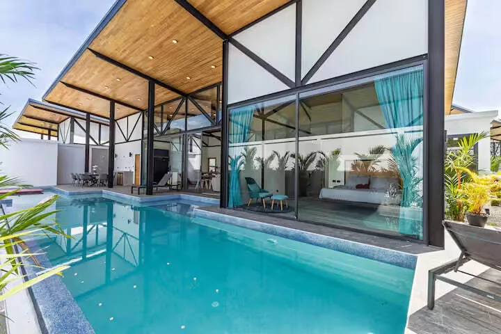 Funky Villa, Раваи — бассейн вдоль панорамных окон