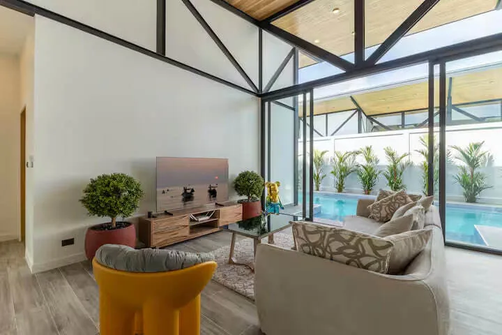 Funky Villa, Раваи — гостиная с видом на бассейн