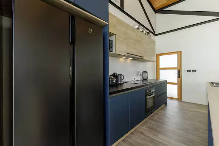 Funky Villa, Раваи — кухня с холодильником side-by-side
