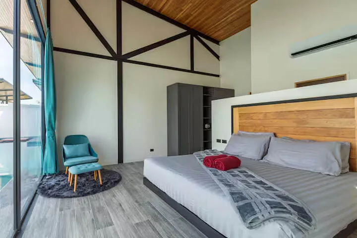 Funky Villa, Раваи — спальня с бирюзовыми шторами