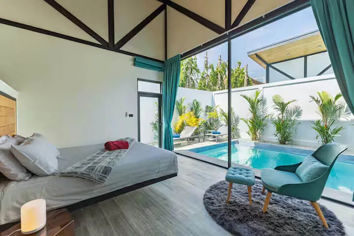 Funky Villa, Раваи — спальня и панорамная дверь к воде