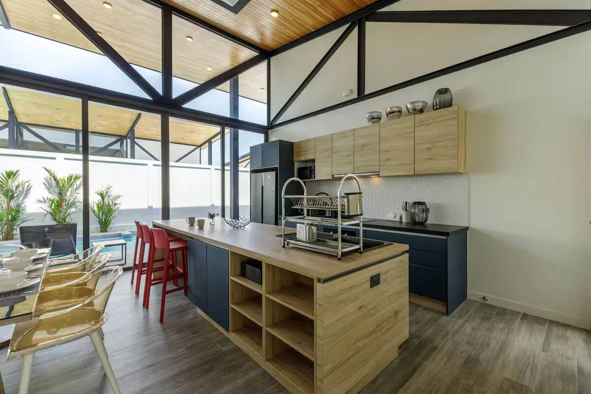 Funky Villa, Раваи — кухня-остров с барными стульями