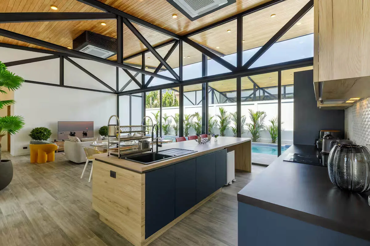 Funky Villa, Раваи — кухня-остров и гостиная